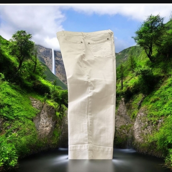 Chicos white jean capris Premium brand size one in excellent condition 5… - Picture 3 of 16